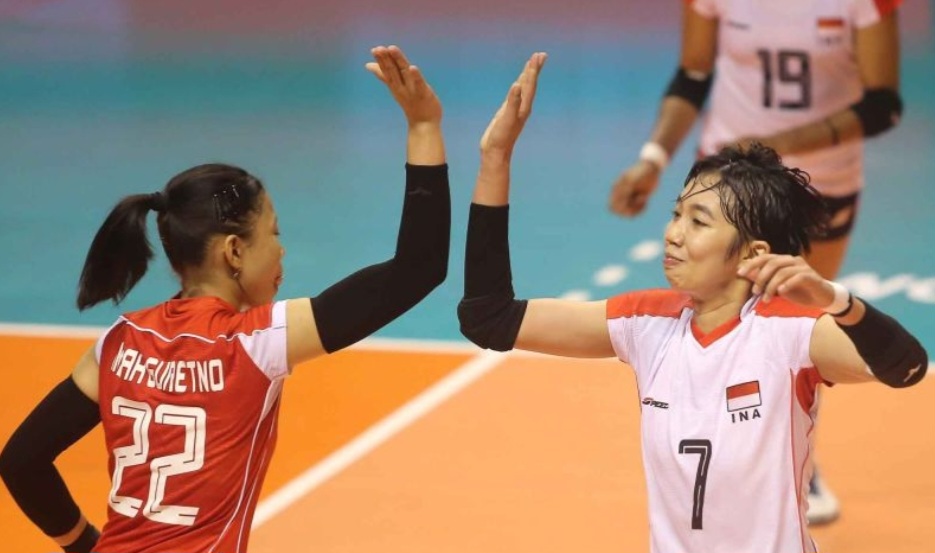 Pevoli Timnas Putri Indonesia U-21 Kadek Diva Putri Ardiantana (kanan) berselebrasi dengan rekannya Indah Guretno Dwi Margiani (kiri) .