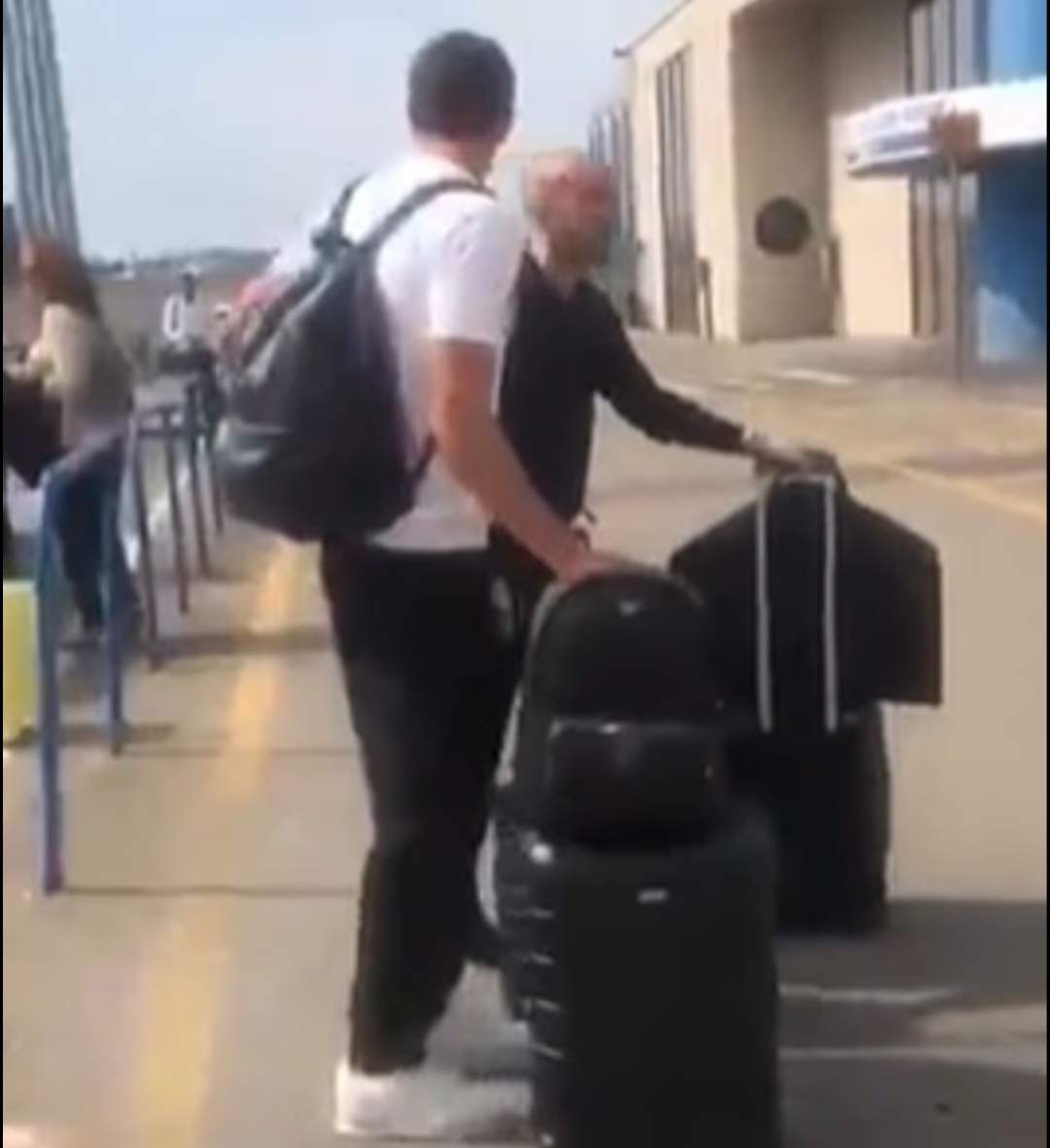 Liverpool siap untuk merekrut pemain baru musim panas ini karena Giovanni Leoni terlihat hendak menaiki jet pribadi di Bandara Parma pada Kamis pagi waktu setempat.