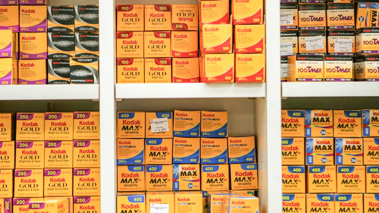 Perusahaan fotografi legendaris asal Amerika Serikat, Eastman Kodak Company, dilaporkan menghadapi ancaman serius terhadap kelangsungan operasionalnya akibat beban utang yang menumpuk.