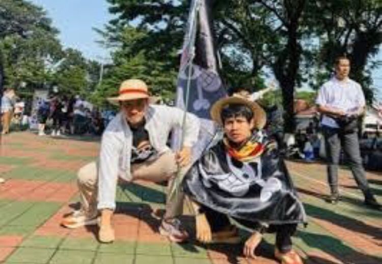 Aksi pengibaran bendera bertema One Piece yang dilakukan oleh Ustaz Felix Siauw bersama YouTuber Koyo Cabe dan sejumlah rekan di sebuah taman publik di Bogor, Jawa Barat.
