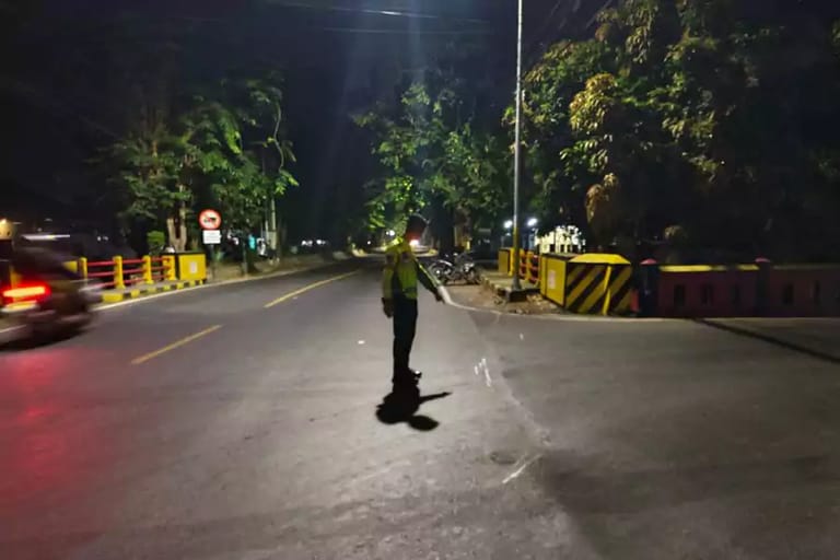 Pelaku diamankan di Kecamatan Dasuk bersama mobil pickup yang menabrak korban.