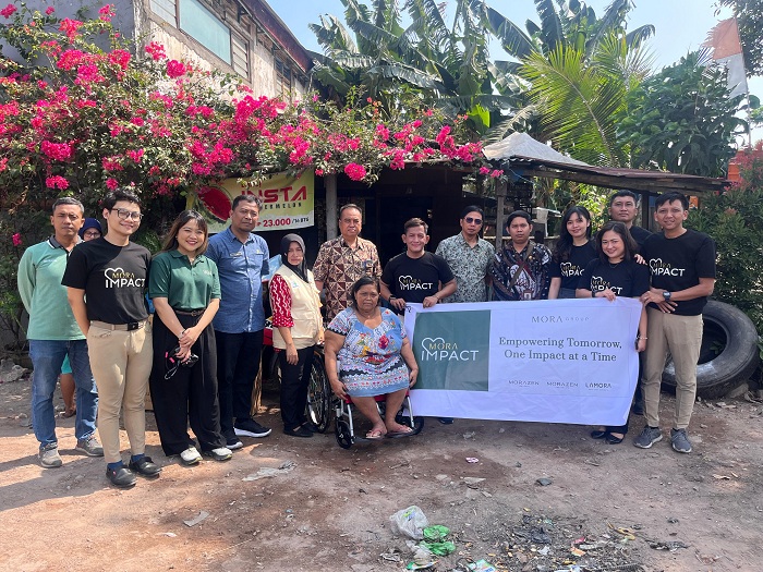 BERBAGI: Penyerahan bantuan kursi roda secara langsung oleh perwakilan manajemen Hotel LAMORA Kota Lama Surabaya kepada penerima manfaat.