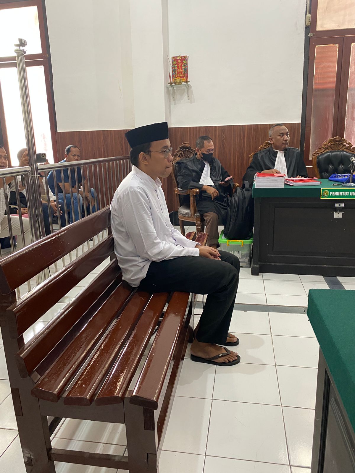 PASRAH: Terdakwa kasus pembunuhan di Hotel Double Tree, Surabaya, saat divonis 10 tahun penjara.(SURYANTO/RADAR SURABAYA)
