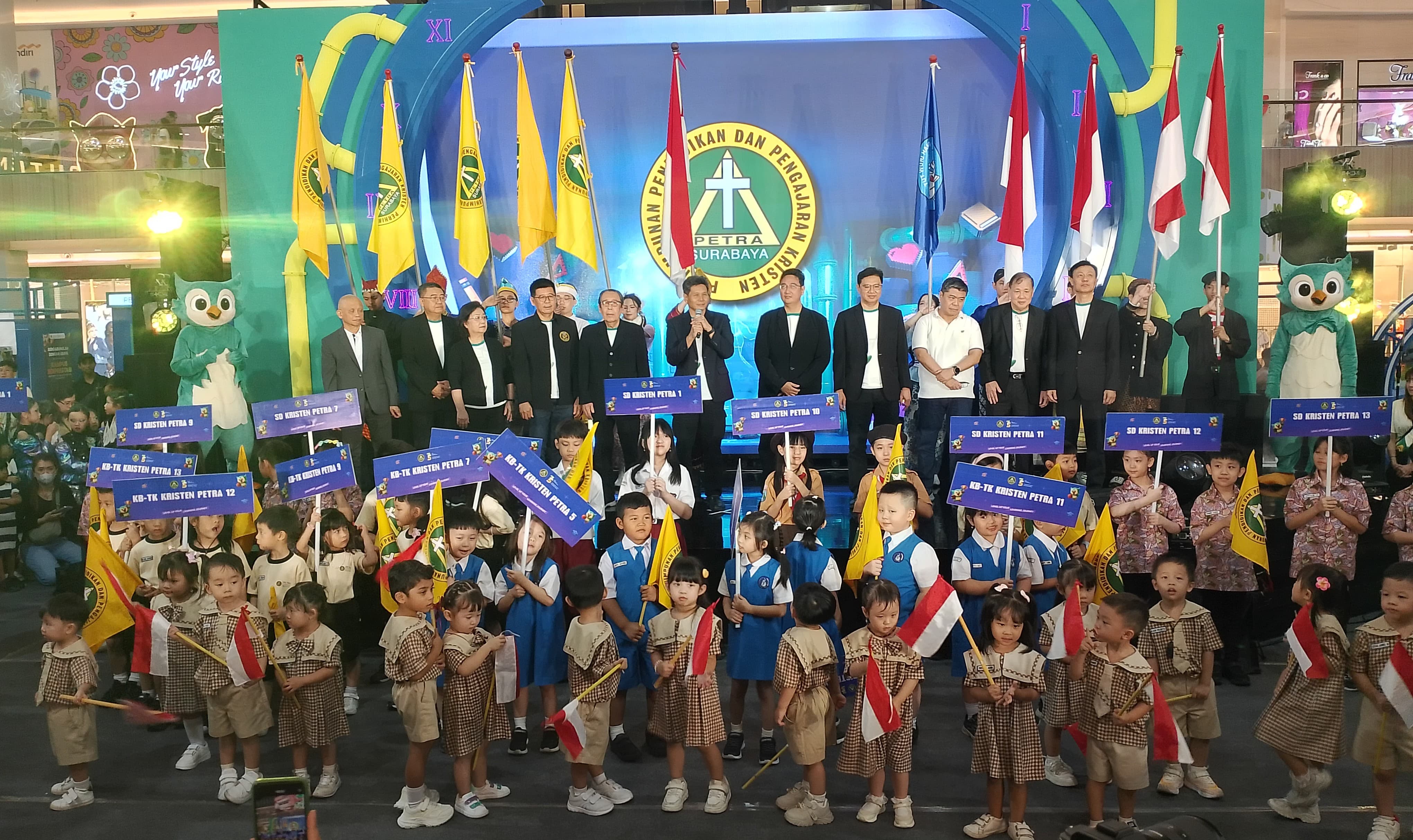 BERSATU DALAM WARNA DAN SEMANGAT: Petra Schools Edventure menjadi momentum untuk menunjukkan pencapaian, inovasi, dan semangat kebersamaan.(INDRA WIJAYANTO/RADAR SURABAYA )