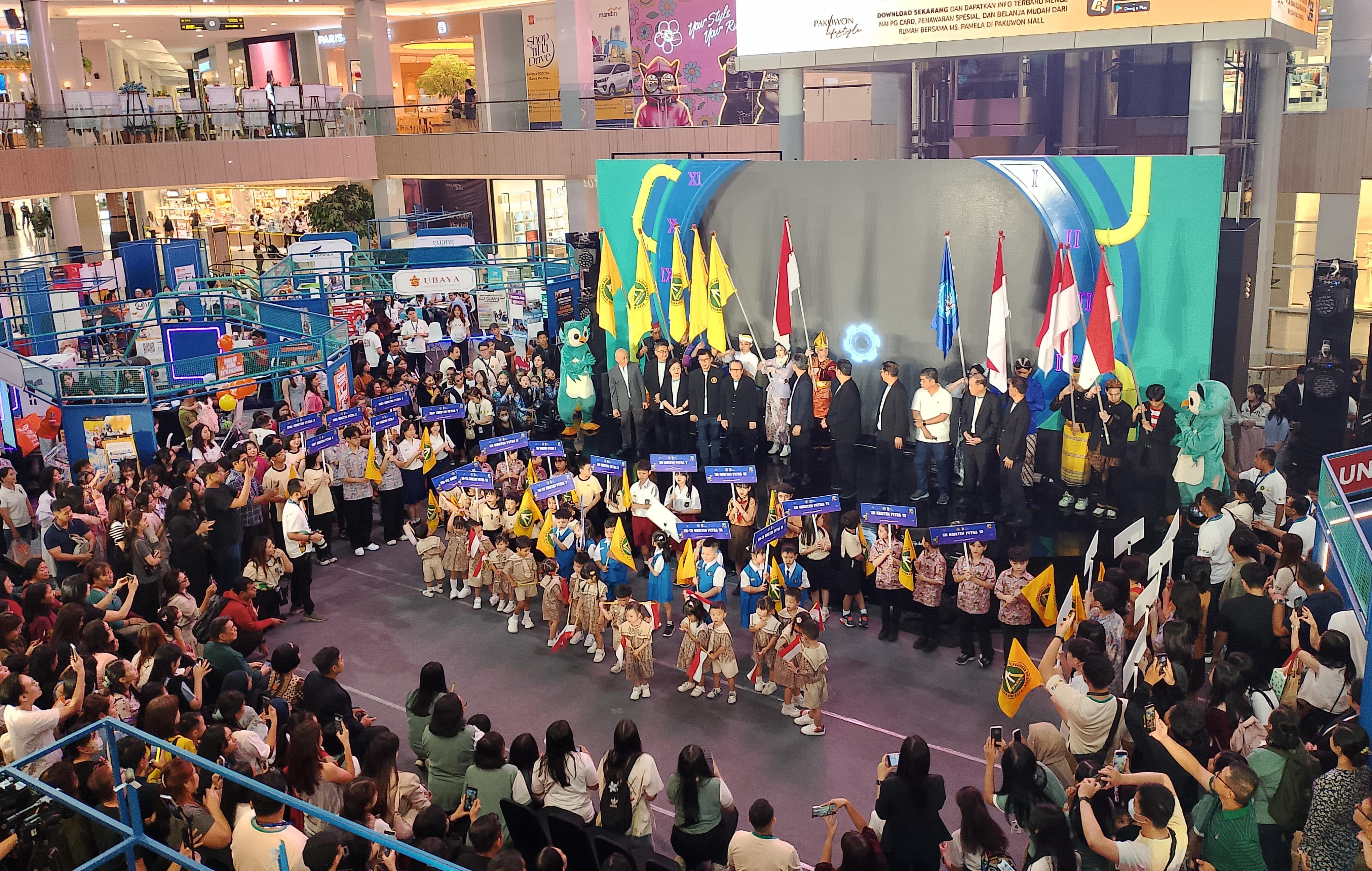 MERIAH: Grand opening ceremony Petra Schools Edventure di Grand Atrium Pakuwon Mall Surabaya. Acara ini menjadi rangkaian perayaan menuju 75 tahun PPPK Petra.(INDRA WIJAYANTO/RADAR SURABAYA)