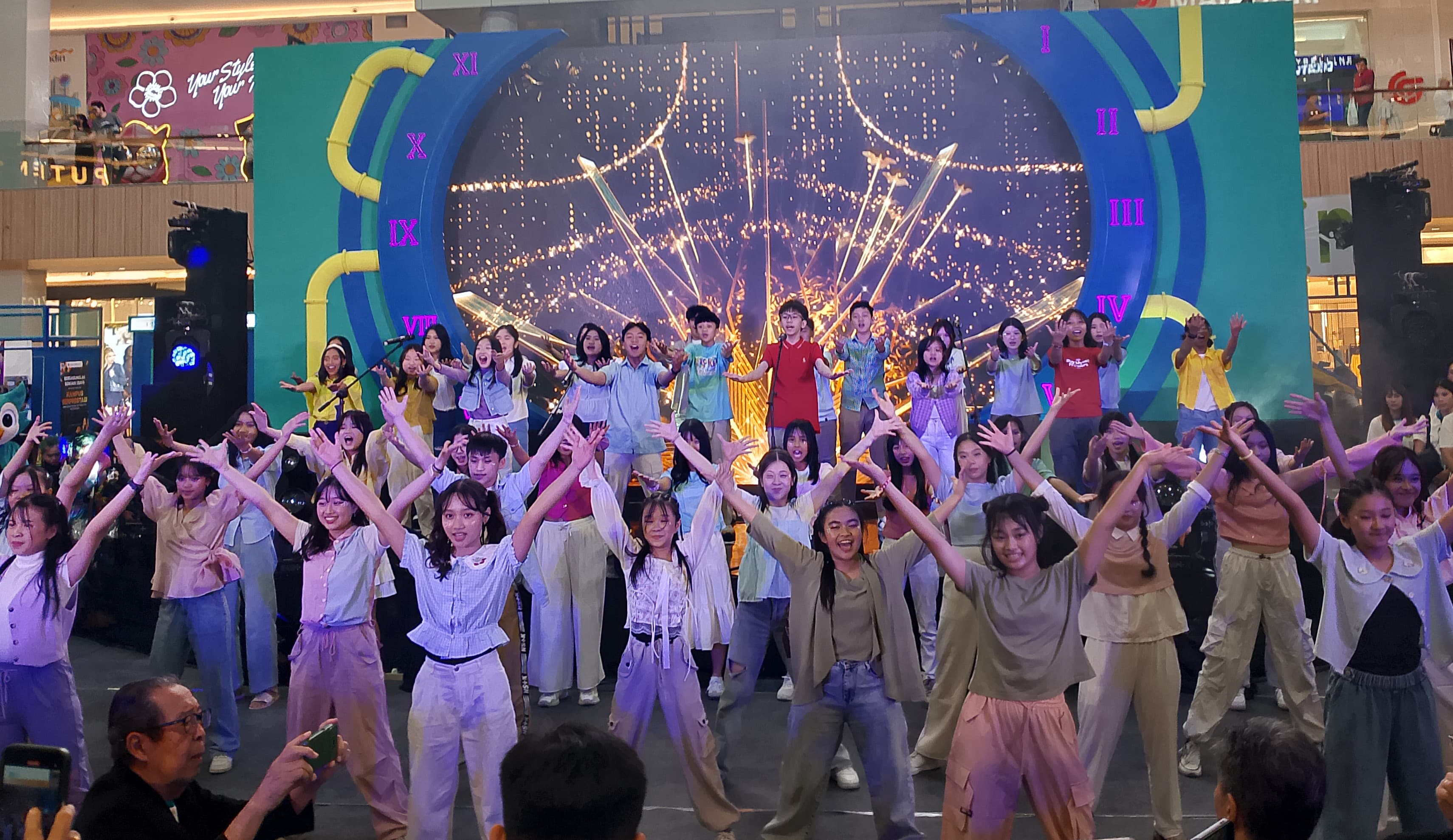 TAMPIL ENERGIK: Gerak, lagu dan senyum ceria siswa-siswi Petra mewarnai panggung Petra Schools Edventure, membuka rangkaian perayaan menuju 75 tahun PPPK Petra.(INDRA WIJAYANTO/RADAR SURABAYA)