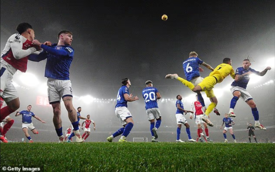 Arsenal, yang sering mencetak gol dari bola mati, bisa terkena dampak aturan baru ini.