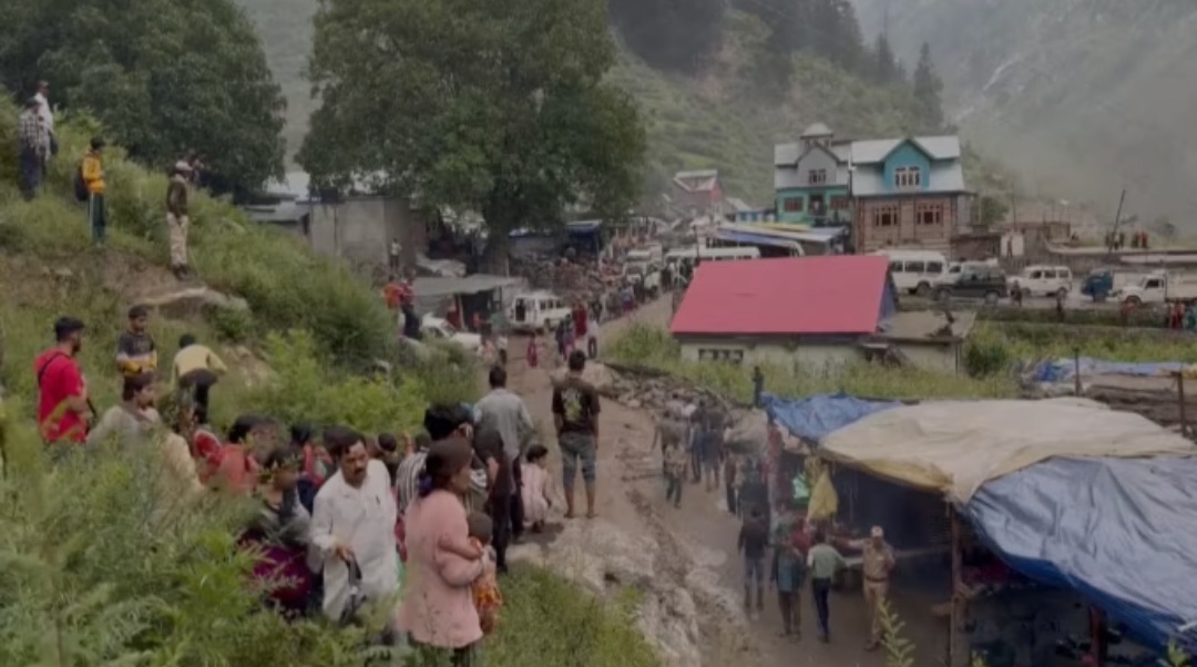 Warga berkumpul di jalan setelah hujan deras mendadak di Kishtwar, Kashmir, India, yang menyebabkan banjir bandang di gunung.
