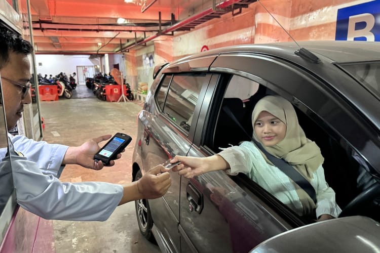 Pemkot Surabaya beri tarif parkir Rp80 via QRIS 14&ndash;17 Agustus untuk rayakan HUT ke-80 RI.