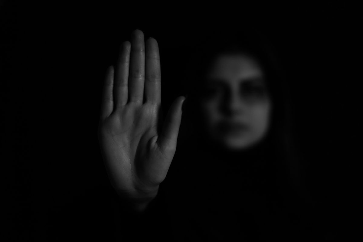 Seorang perempuan asal Surabaya menjadi korban kekerasan oleh kekasihnya.