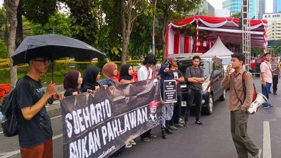 Aksi Kamisan Surabaya ke-873 di Taman Apsari, Kamis (14/8) oleh belasan aktivis