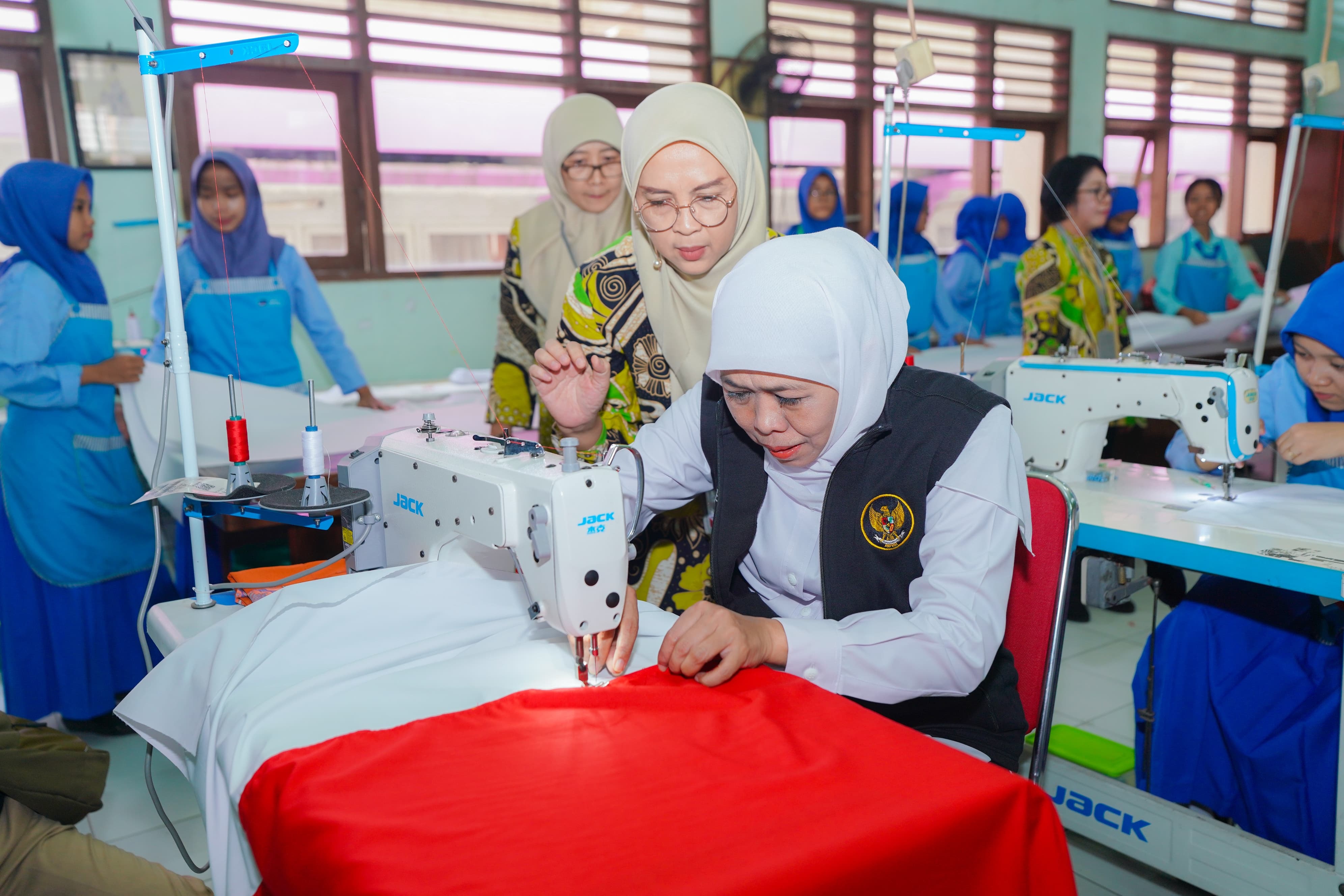 Gubernur Jatim Khofifah Indar Parawansa ikut menjahit bendera terpanjang jelang HUT ke-80 kemerdekaan RI. (IST)