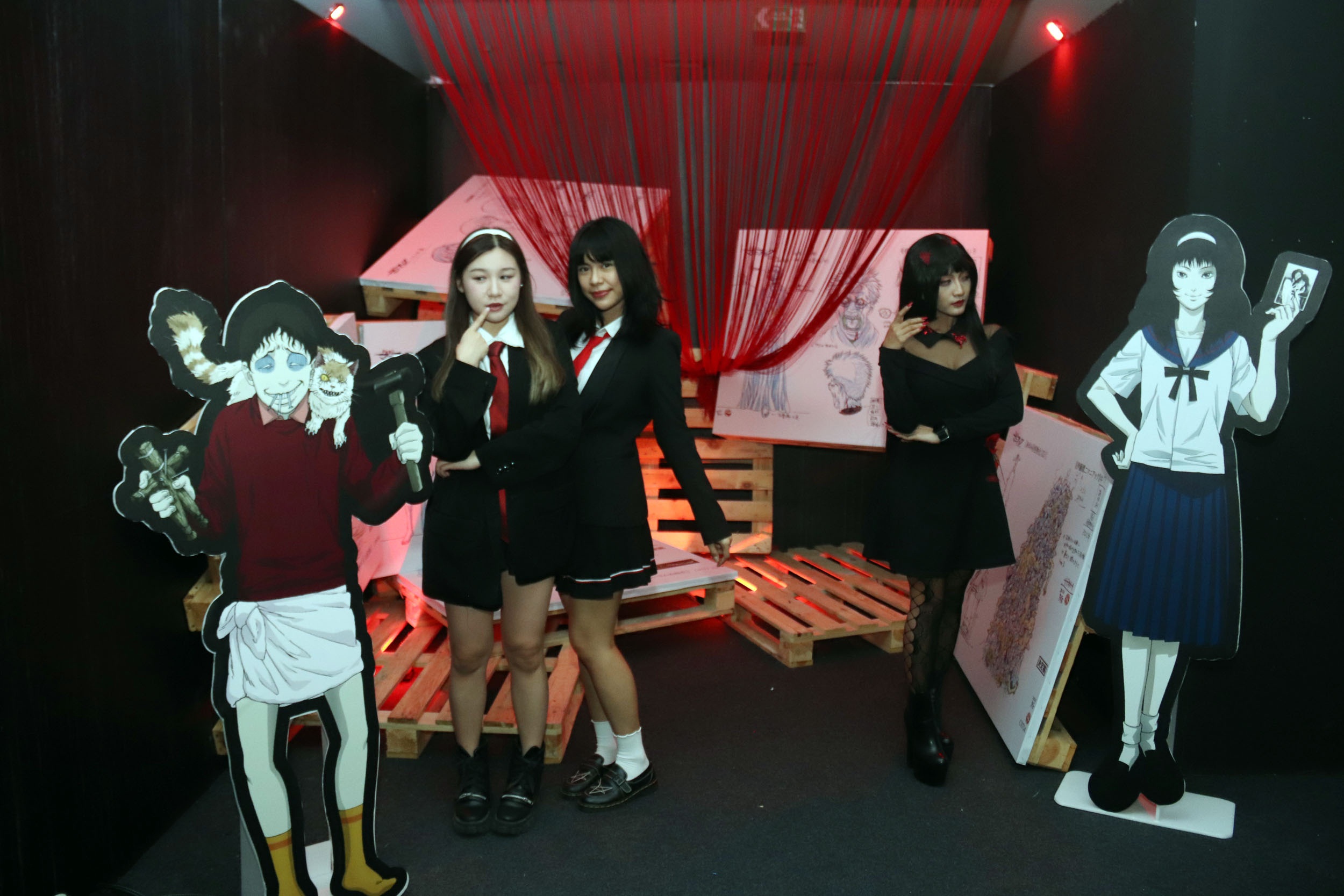 Pengunjung berfoto di area Zona C Horror House Junji Ito, yang menampilkan beberapa seni instalasi hingga artefak visual karya Junji Ito, di Grand City Mall, Surabaya. (ANDY SATRIA/RADAR SURABAYA)