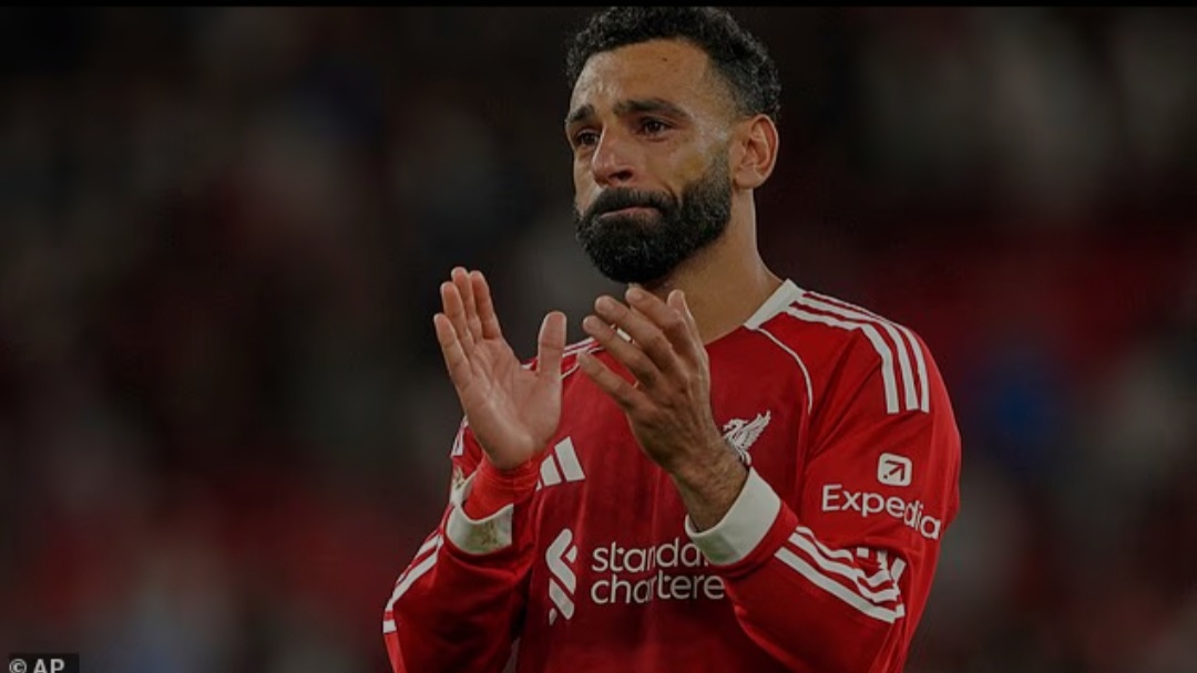 Mohamed Salah menahan tangisnya di malam yang emosional saat Anfield memberikan penghormatan.