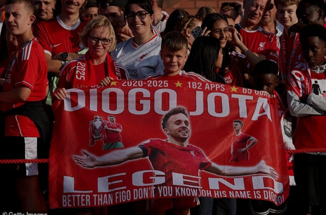 Para penggemar mengibarkan bendera di Anfield saat mereka memberikan penghormatan kepada sosok populer di klub tersebut