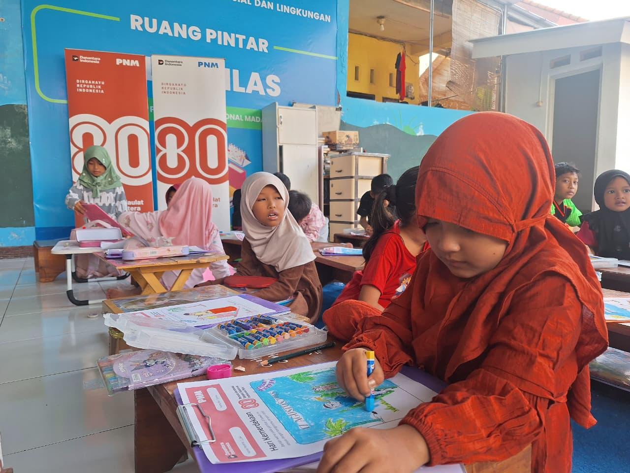 PNM rayakan HUT RI ke-80 dengan lomba mewarnai bagi anak-anak nasabah Mekaar di wilayah 3T untuk hadirkan keceriaan kemerdekaan.