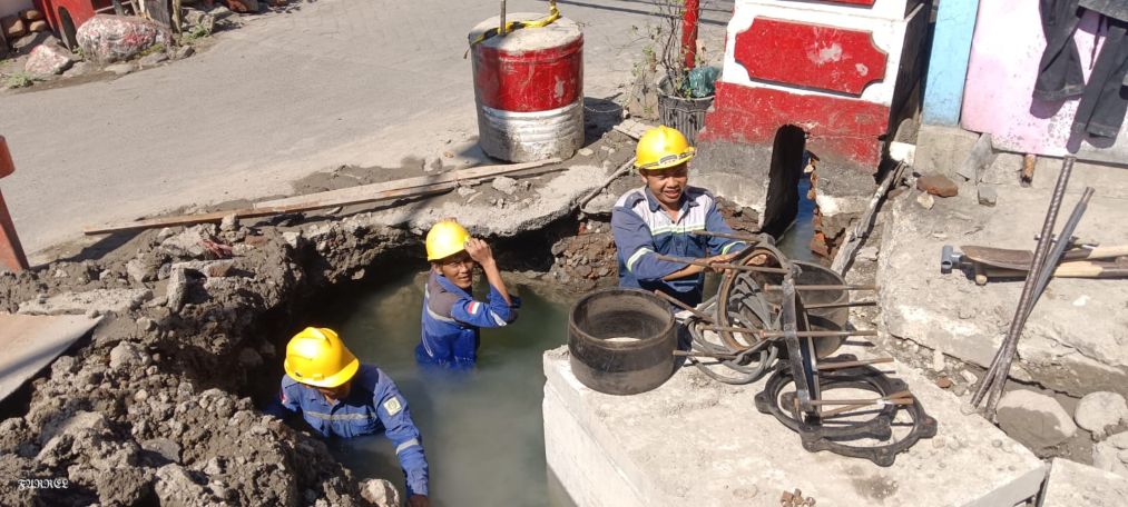 GERCEP: Perumda Air Minum Surya Sembada melakukan perbaikan pipa bocor yang ada di ruas Jalan Pagesangan Surabaya.