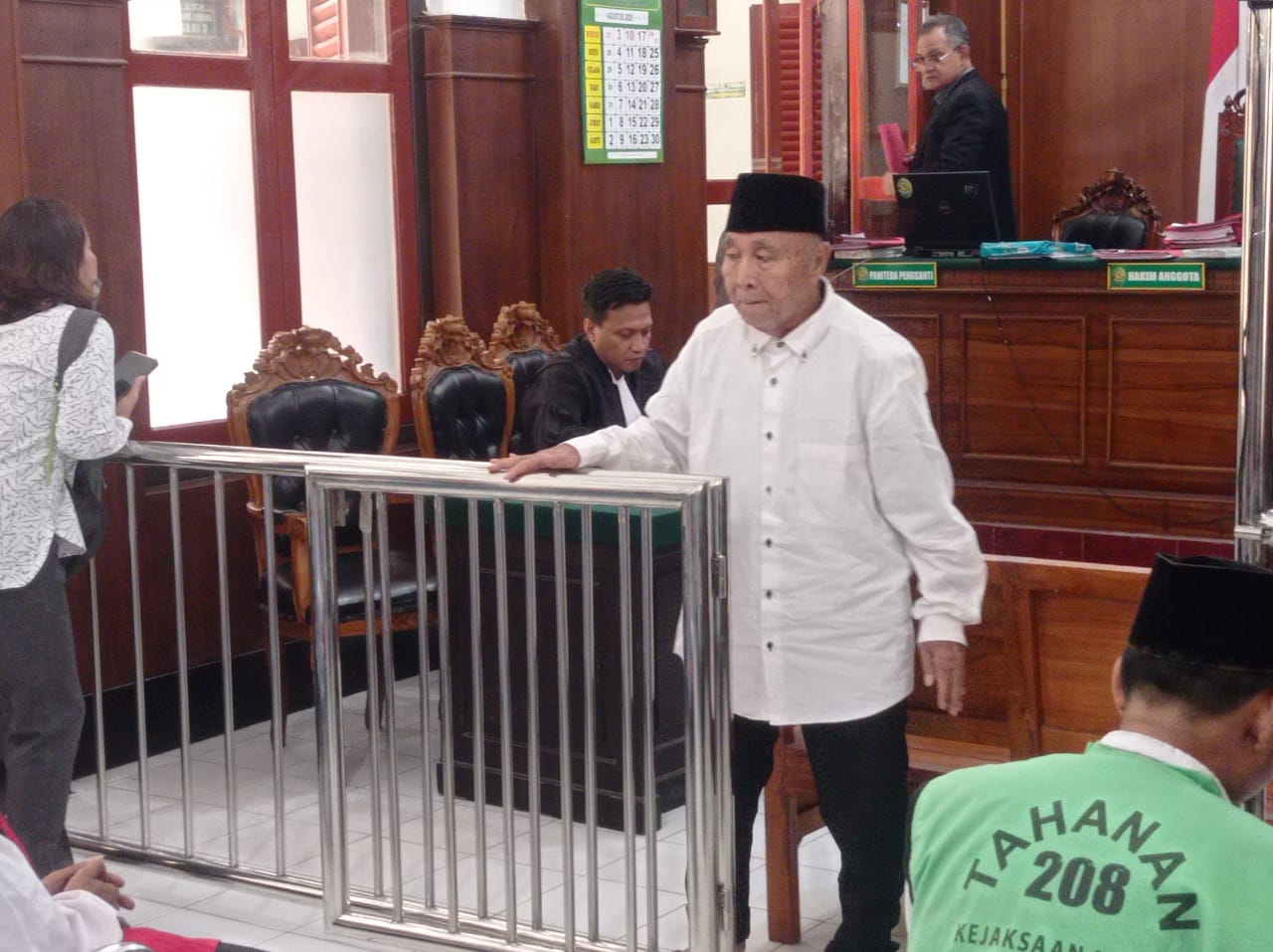 PEGANGAN: Lansia nekat aniaya kekasih dengan cutter divonis dua tahun tiga bulan di PN Surabaya. (SURYANTO/RADAR SURABAYA)