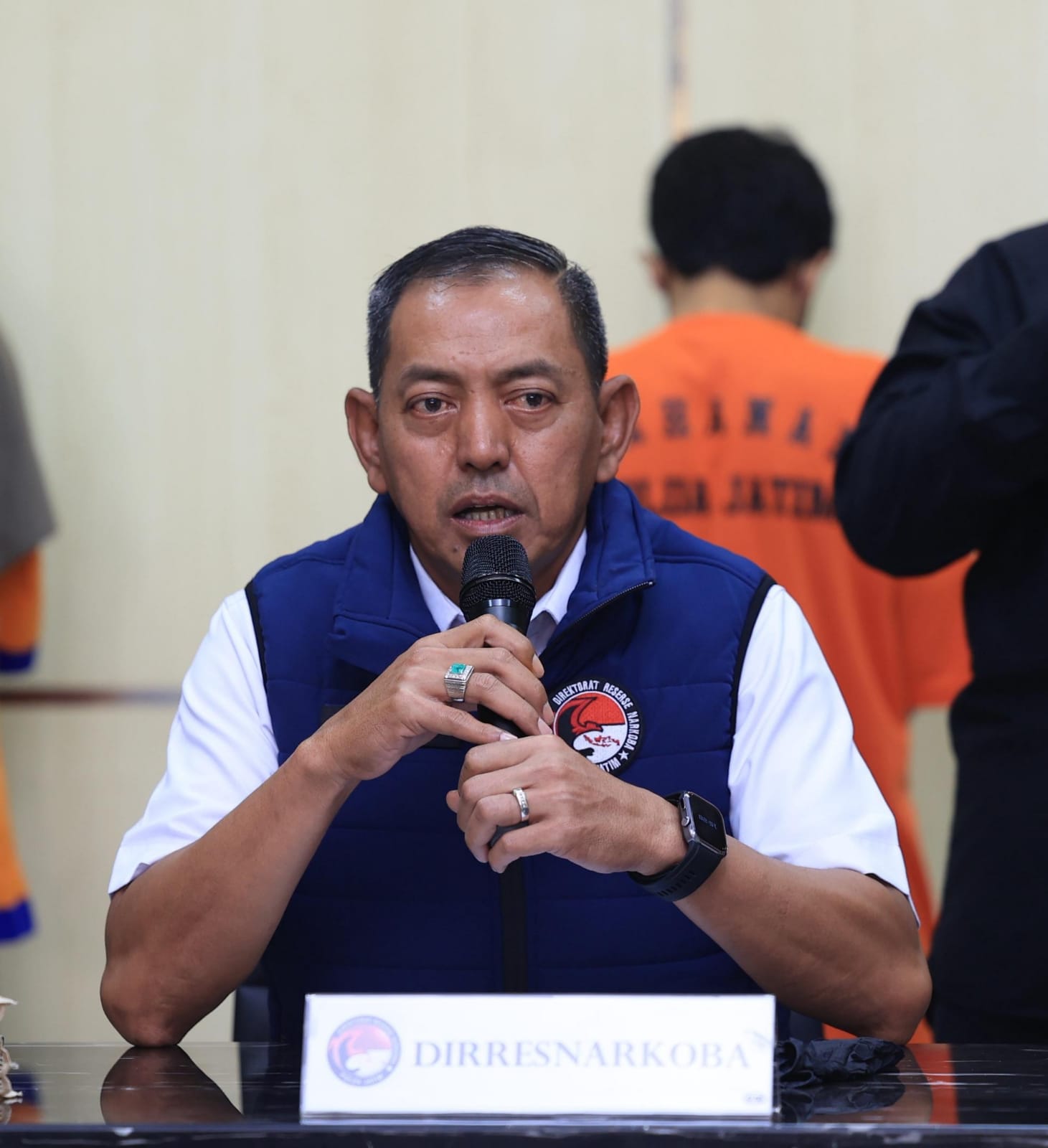 MEMBENARKAN: Dirresnarkoba Polda Jatim Kombes Pol Robert Dacosta membenarkan anggota Ditresnarkoba dibacok saat tangkap pengedar di Socah, Bangkalan, Madura.(IST/RADAR SURABAYA)