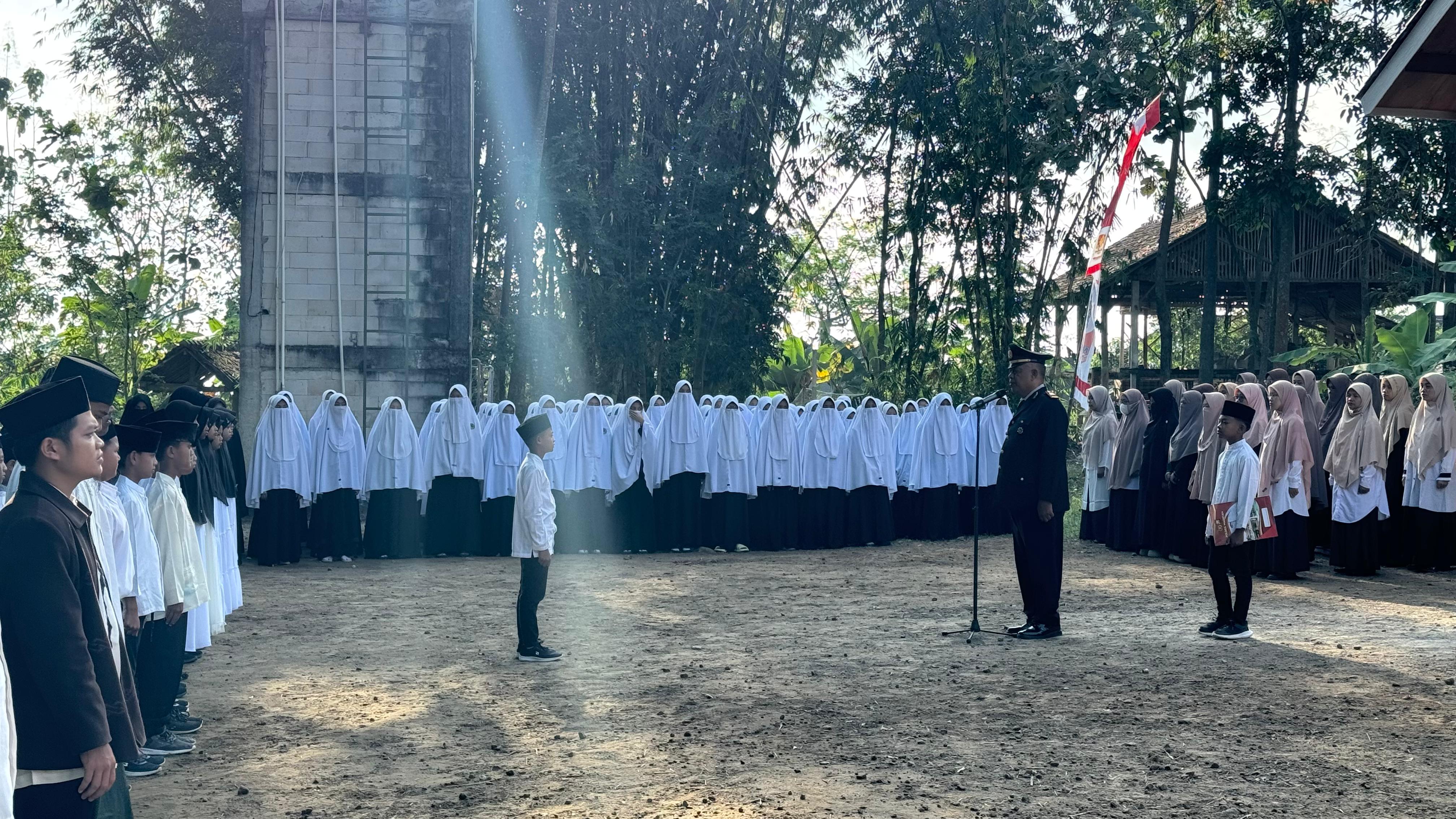 KHIDMAT: Pelaksanaan upacara di Ponpes Al Muslimun Magetan. Dua eks anggota Jamaah Islamiyah ikut dalam upacara HUT RI ke-80. (IST/RADAR SURABAYA)