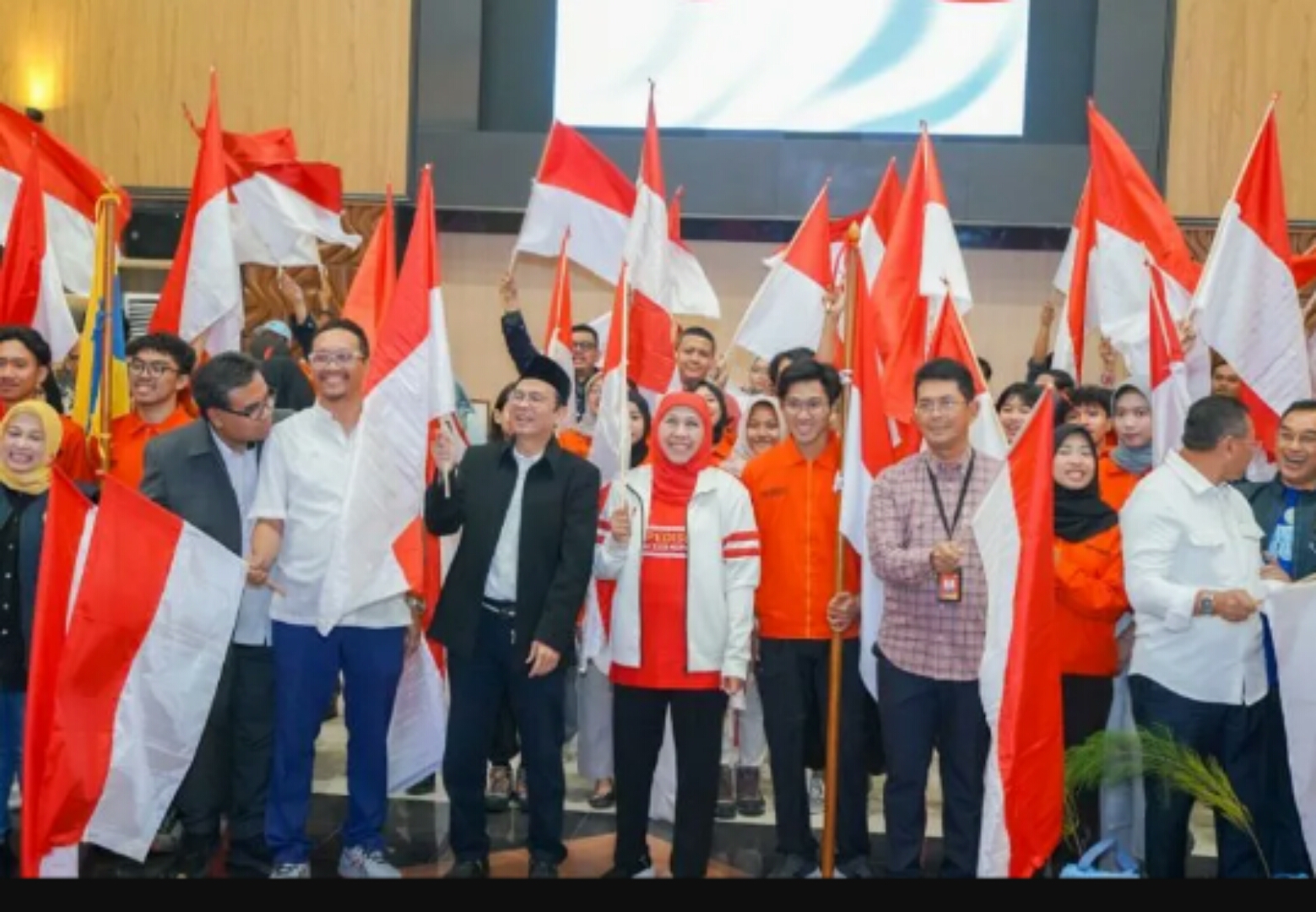 Gubernur Jawa Timur Khofifah Indar Parawansa bersama tim ekspedisi 80 Gunung Arjuno. (IST)