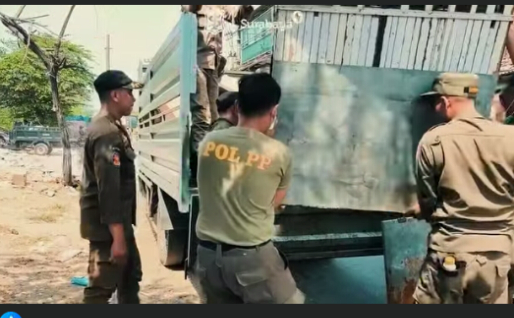 Petugas memindahkan barang-barang ke dalam truk saat menertibkan bangunan liar di Kali Tebu. (IST)