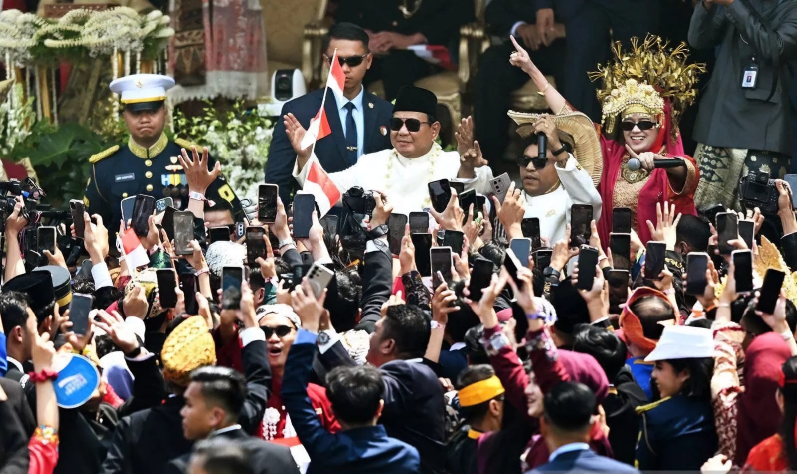 TUMPAH RUAH: Presiden RI Prabowo Subianto berjoget saat lagu Tabola Bale dinyanyikan saat Upacara Peringatan Detik-Detik Proklamasi di Istana Negara, Jakarta. (ANTARA/RADAR SURABAYA)
