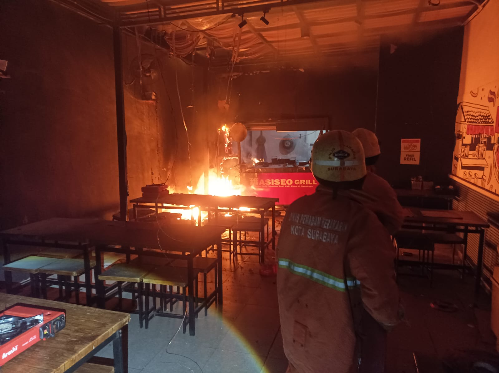 SIGAP : Petugas DPKP Surabaya saat memadamkan api yang membakar dapur restoran barbeque di Jalan Ir Soekarno, Medokan Semampir, Sukolilo, Surabaya, Minggu (17/8). (IST/RADAR SURABAYA)