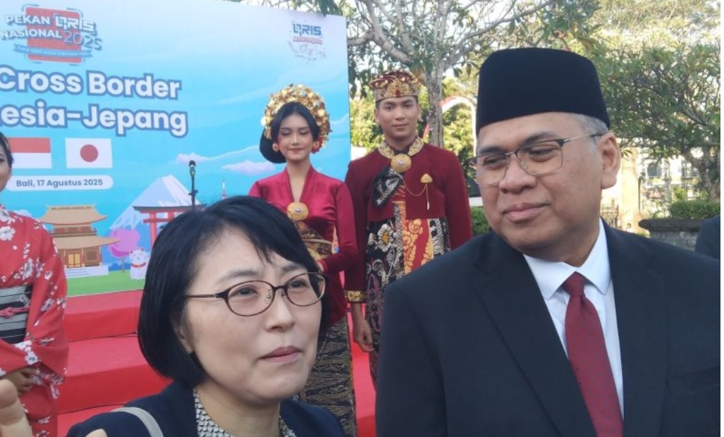 Wakil Konsul Jenderal Jepang Eriko Nakano (kiri) bersama Kepala Perwakilan Bank Indonesia Provinsi Bali Erwin Soeriadimadja.