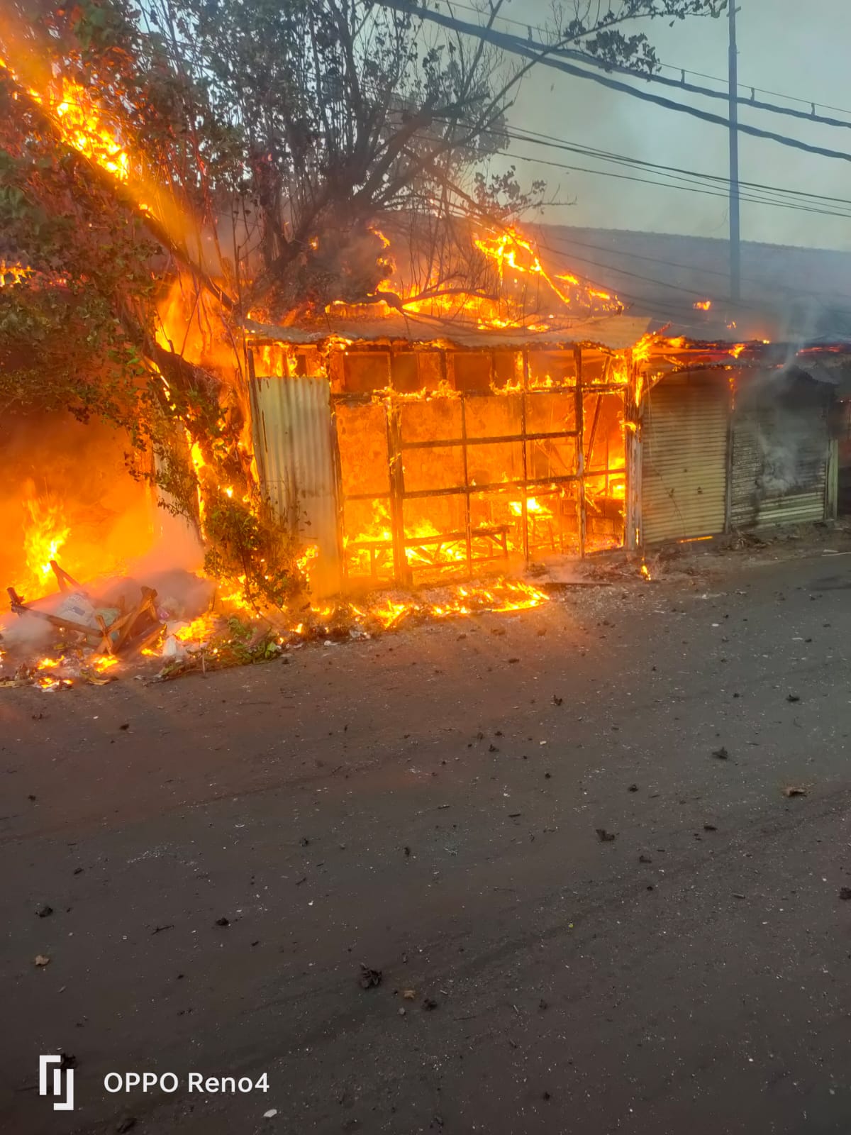 MEMBARA : Api membakar warung di Jalan Kalibutuh, Bubutan, Surabaya, Minggu (17/8). Seluruh barang di dalam warung ludes terbakar. (IST/RADAR SURABAYA)