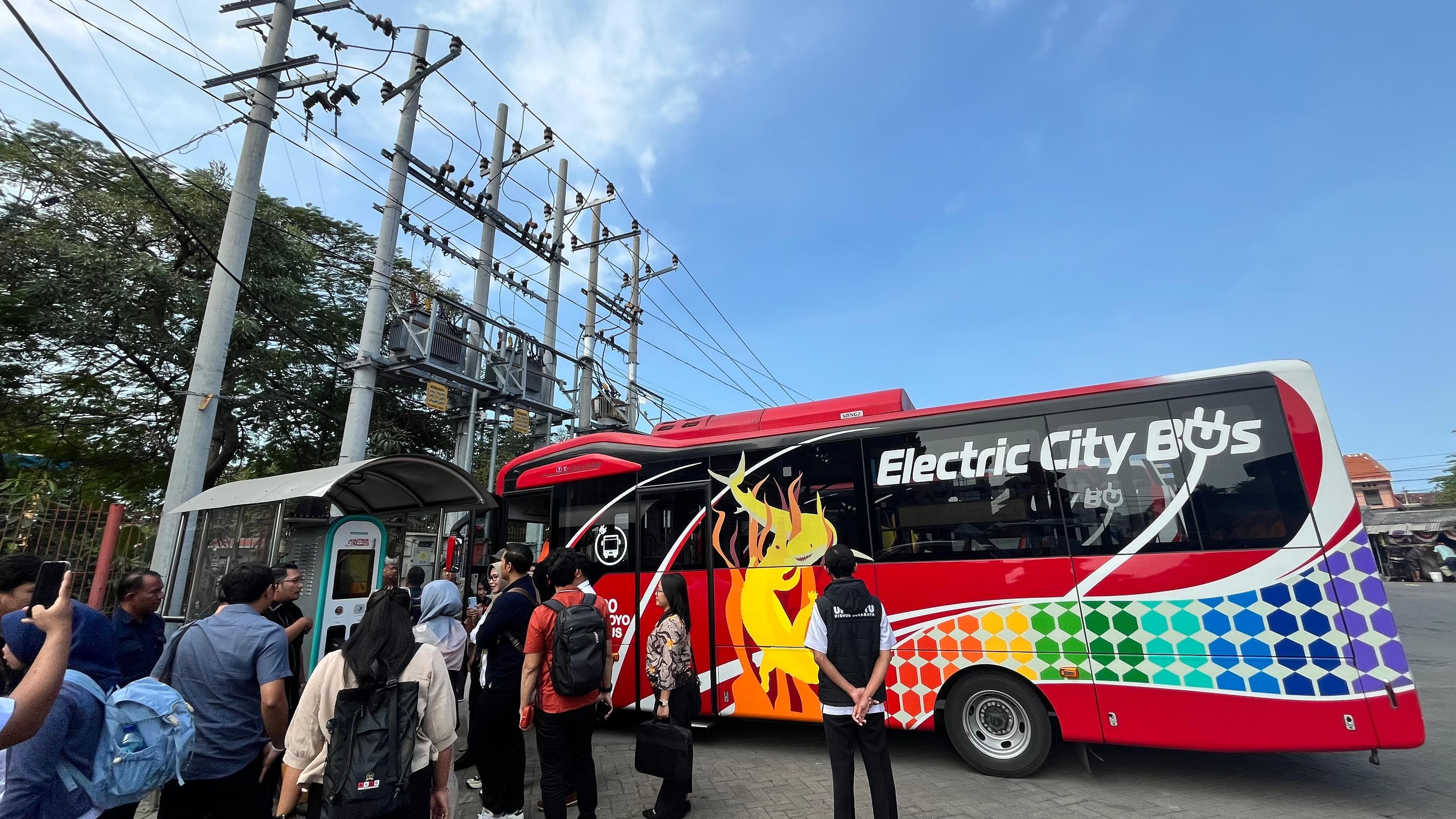Bus listrik atau Electric City Bus diminati masyarakat Surabaya. (SURYANTO/RADAR SURABAYA)