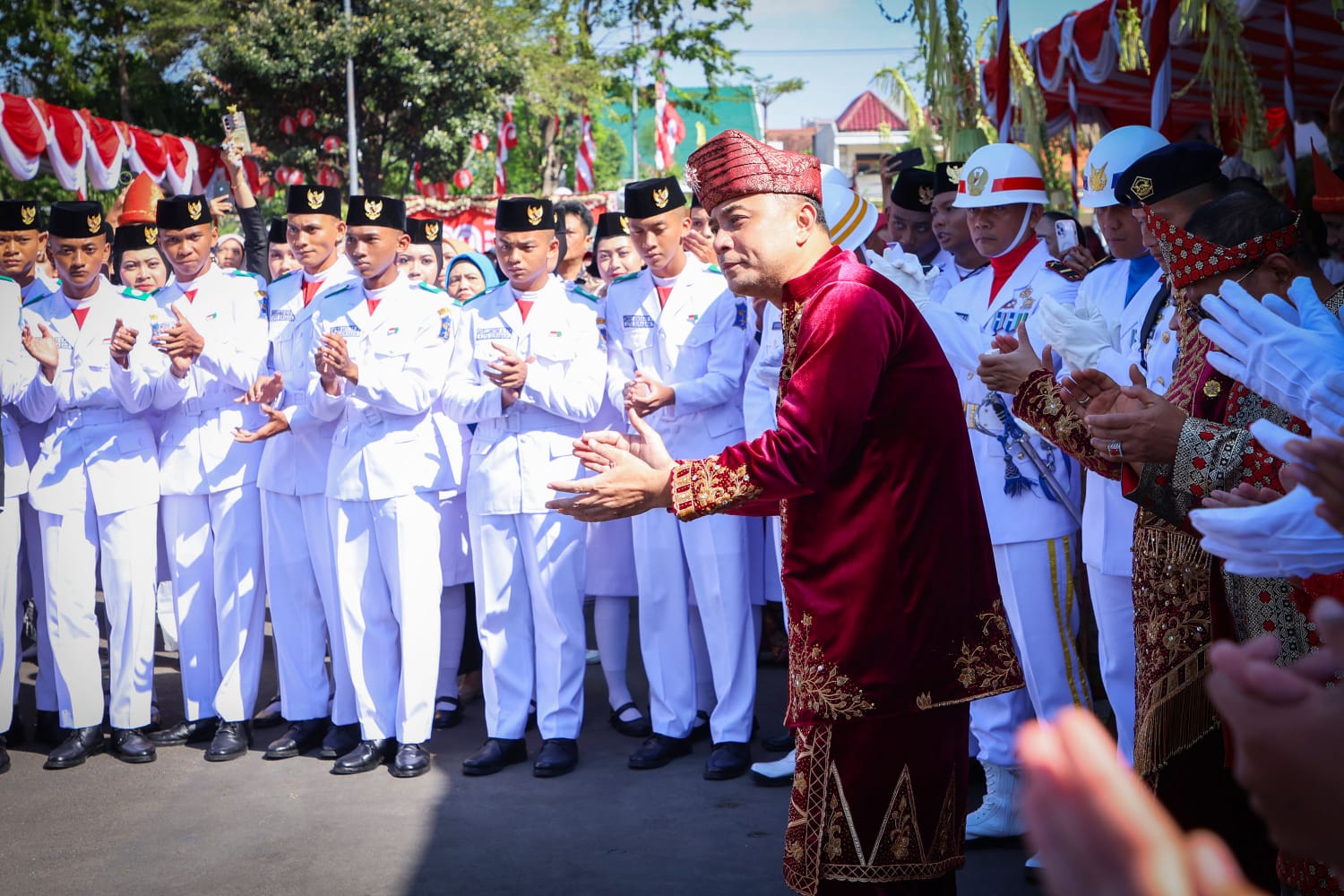 Wali Kota Surabaya Eri Cahyadi bersama Ketua TP PKK Rini Indriyani, tampil mengenakan baju adat Minang. (SURYANTO/RADAR SURABAYA)