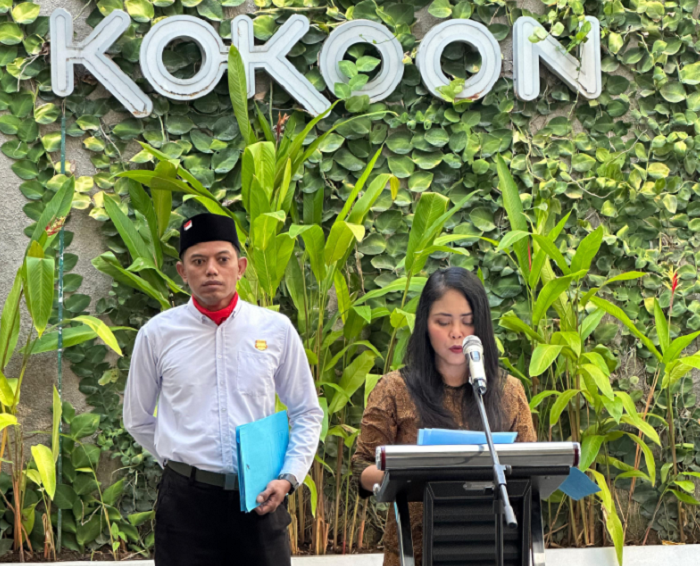 UPACARA: Hotel Manager Kokoon Hotel Surabaya, Wiwied A Widyastuti menjadi pemimpin upacara dalam rangka memeriahkan 80 tahun kemerdekaan Indonesia, Minggu (17/8).