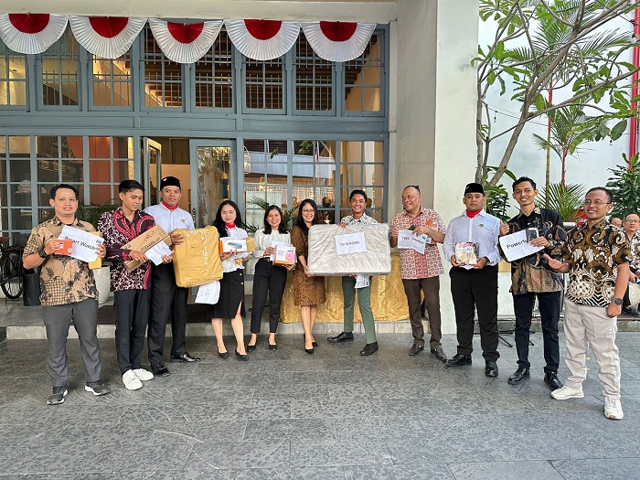 MERIAH: Staf dan manajemen Kokoon Hotel Surabaya berfoto bersama usai menggelar lomba tujuhbelasan.