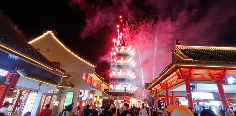 NUANSA ORIENTAL: Pengunjung memadati area Park Shanghai di Pakuwon City Mall Surabaya, yang dibuka sebagai tempat wisata alternatif di Surabaya dengan menyediakan kuliner dan bangunan khas oriental.