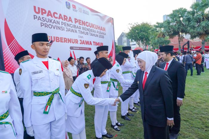 SELAMAT: Gubernur Khofifah menyalami 76 Anggota Pasukan Pengibar Bendera Pusaka (Paskibraka) Tingkat Provinsi Jawa Timur Tahun 2025 yang dikukuhkan di Halaman Gedung Negara Grahadi, Sabtu (16/8).
