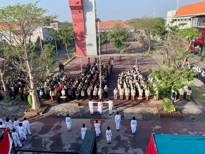 KHIDMAT: Upacara dalam rangka peringatan Hari Ulang Tahun (HUT) ke-80 Republik Indonesia pada 17 Agustus 2025 di lapangan Universitas Wijaya Putra, Kampus Benowo, Minggu (17/8).