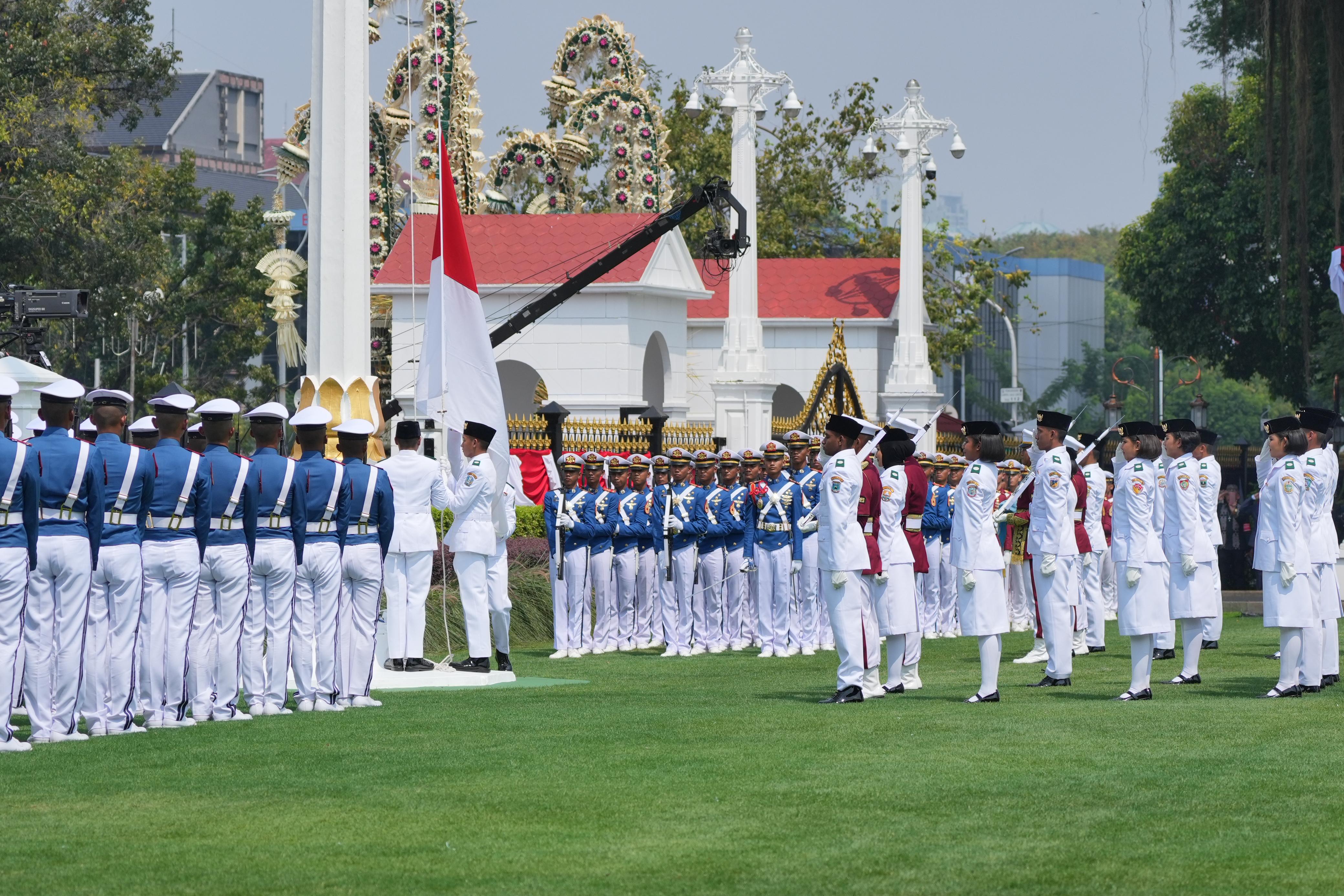 MEMBANGGAKAN: SMA Al-Hikmah Surabaya Arbin saat bertugas sebagai Komandan kelompok 8 Paskibraka dalam upacara HUT ke-80 RI di Istana Negara, Jakarta, (17/8). (IST/RADAR SURABAYA)