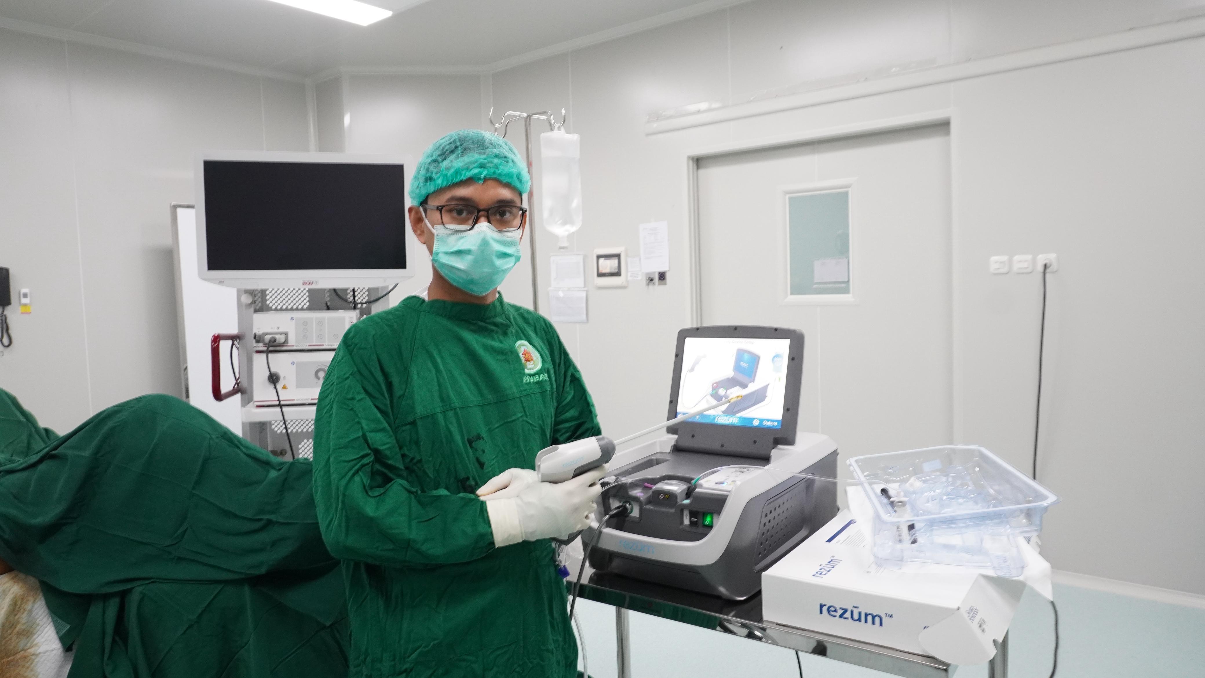 Prosedur Rezum pertama kali di Indonesia Timur telah dilakukan di RS Ubaya Surabaya oleh dr. Muhlis Yusuf, Sp.U., Med.Klin.
