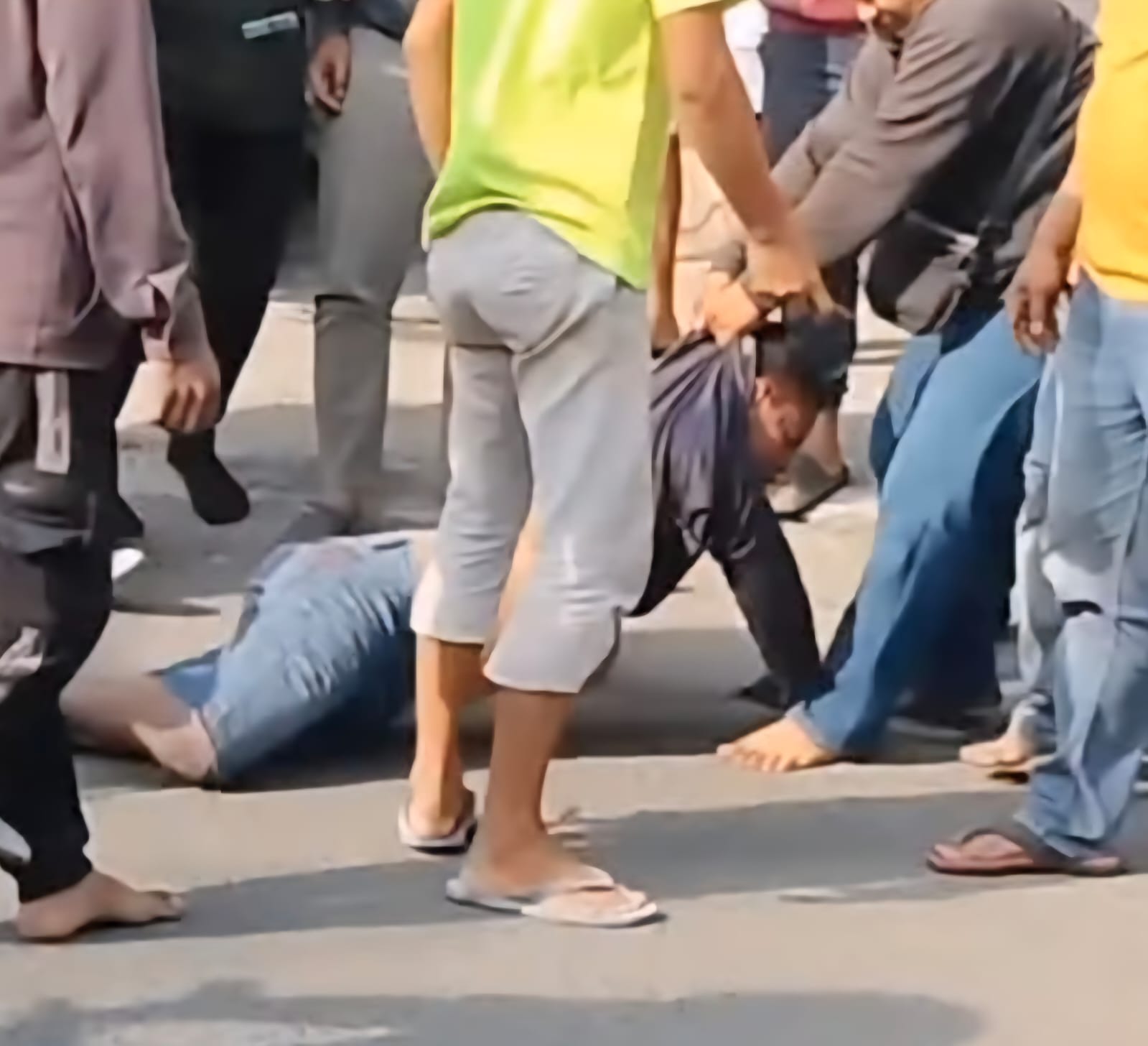 DISERET: Pencuri motor di Jalan Lontar, Surabaya, saat dihajar massa. Ia mengaku baru sekali beraksi.(IST/RADAR SURABAYA)