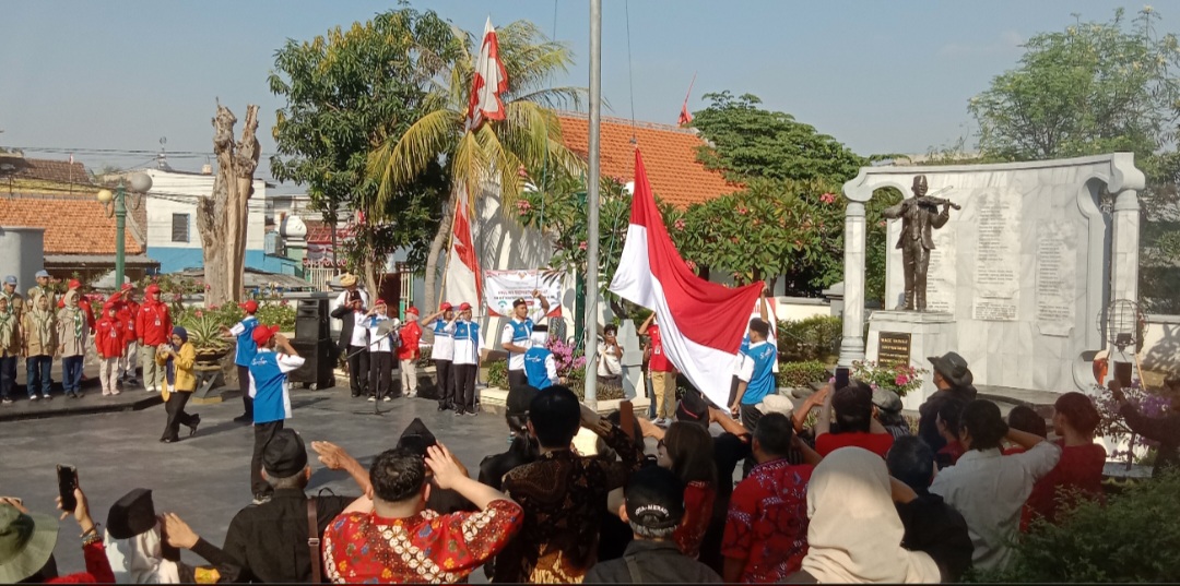 Upacara peringatan HUT Ke-80 Kemerdekaan Republik Indonesia di pelataran makam WR Soepratman.