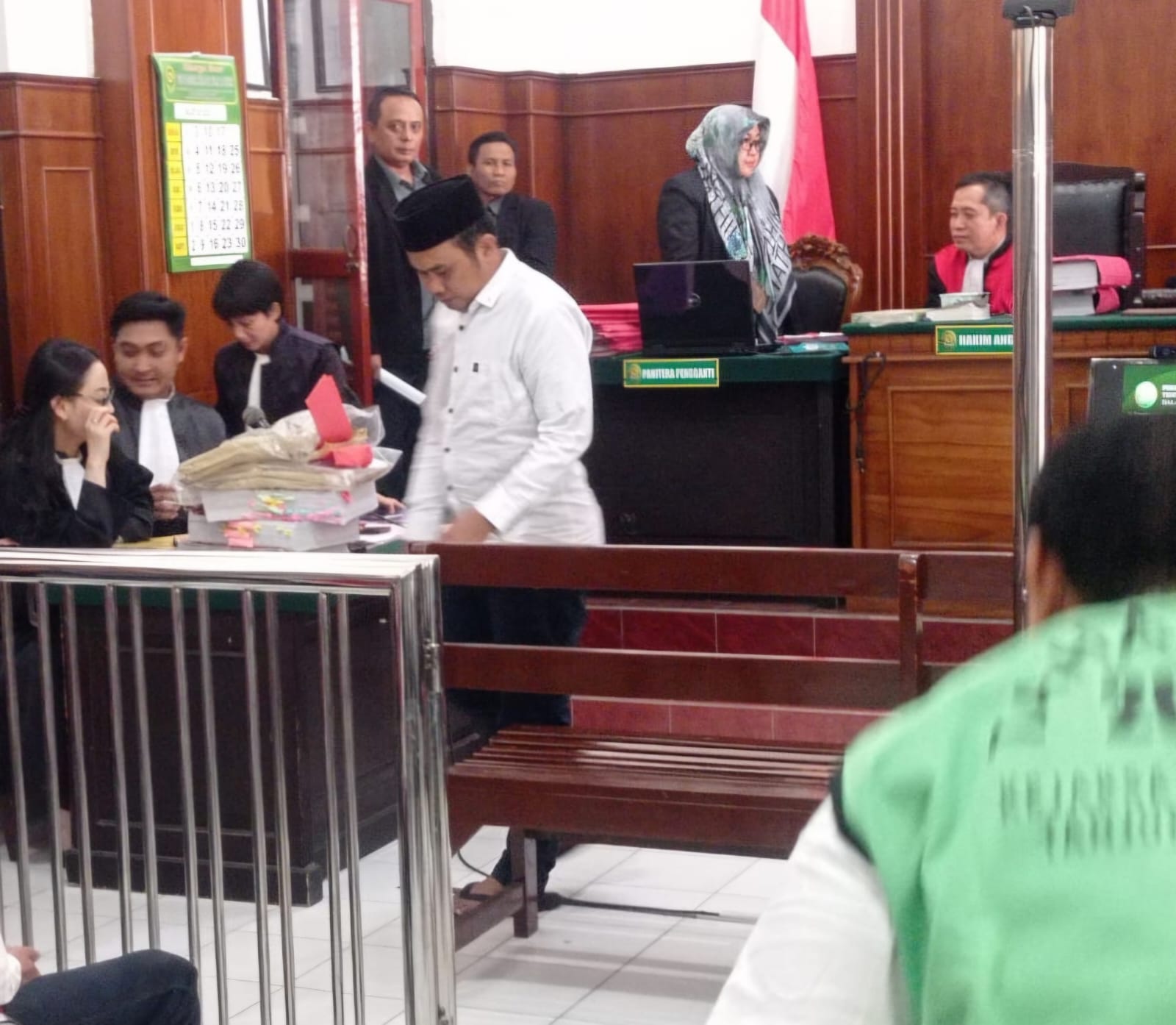 MENERIMA: Penadah motor curian Mahfud saat divonis di PN Surabaya.(SURYANTO/RADAR SURABAYA)