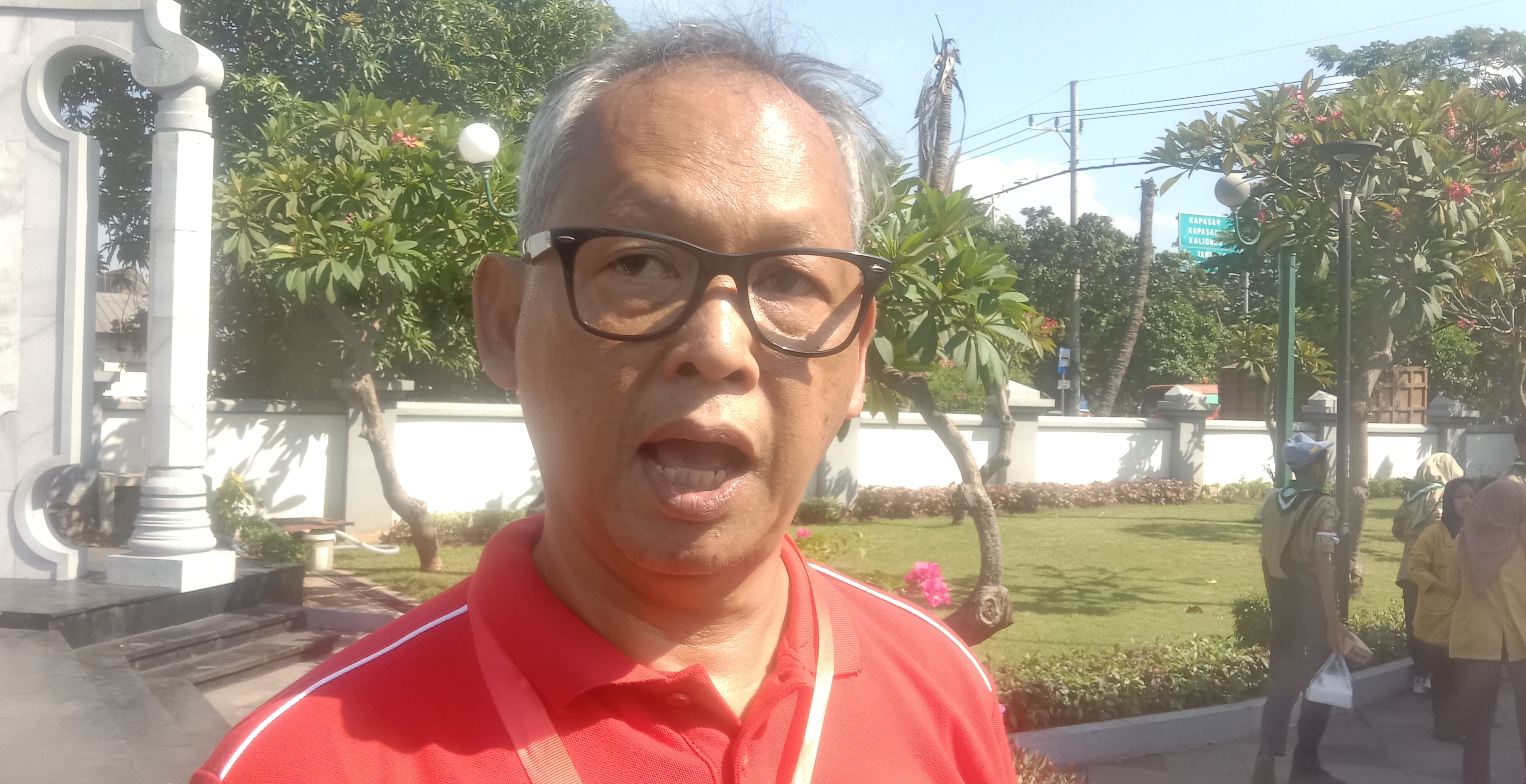 Budi Harry, perwakilan keluarga besar WR Soepratman, saat ditemui di makam WR Soepratman.(RAHMAT SUDRAJAT/RADAR SURABAYA)