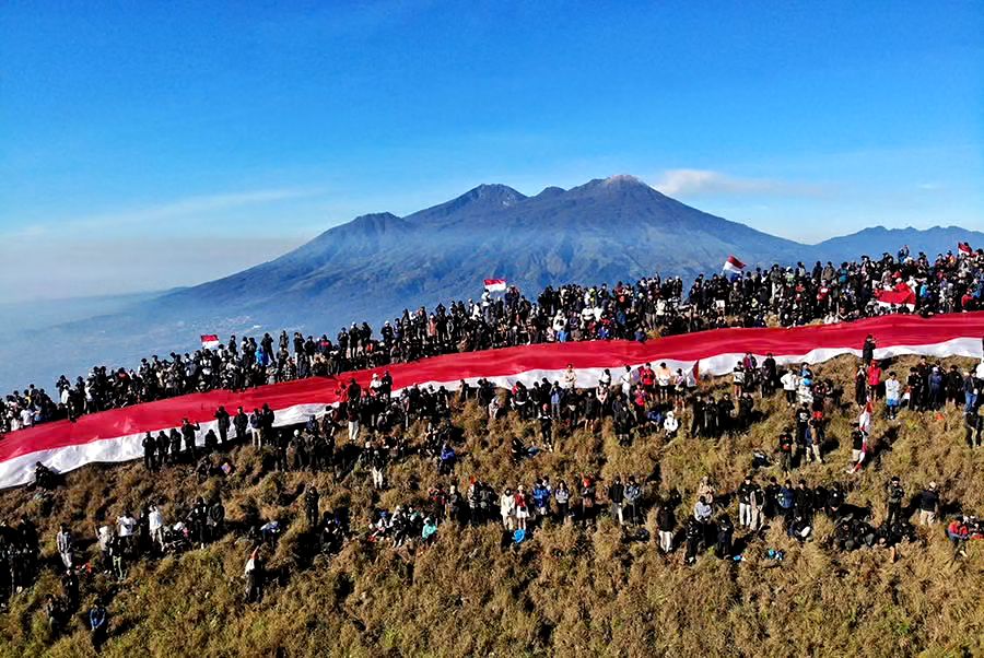 Ribuan pendaki gelar upacara HUT ke-80 RI di Puncak Pawitra, Gunung Penanggungan, Mojokerto, penuh khidmat dan nasionalisme.