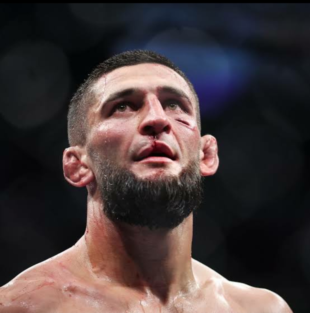 Khamzat Chimaev, resmi merebut gelar juara dunia kelas middleweight UFC setelah mengalahkan Dricus Du Plessis.