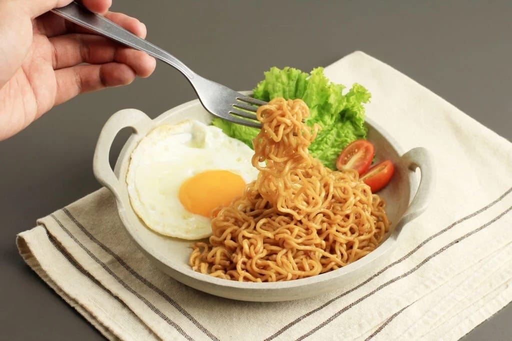 Mie dan nasi adalah sumber karbohidrat, jika dikonsumsi secara bersamaan akan menyebabkan gangguan kesehatan jangka panjang