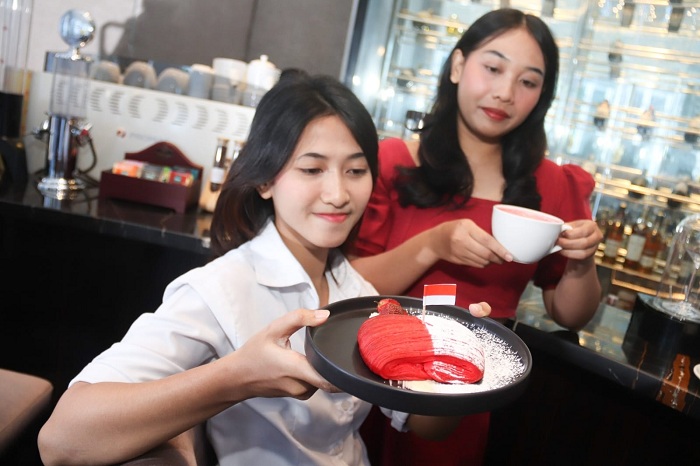 KREASI: Ravana (kiri) dan Jipi, menikmati sajian menu pain suisse merah putih, yang ditawarkan untuk memeriahkan Hari Kemerdekaan Republik Indonesia, di Ciputra World Hotel Surabaya, Senin (18/8).