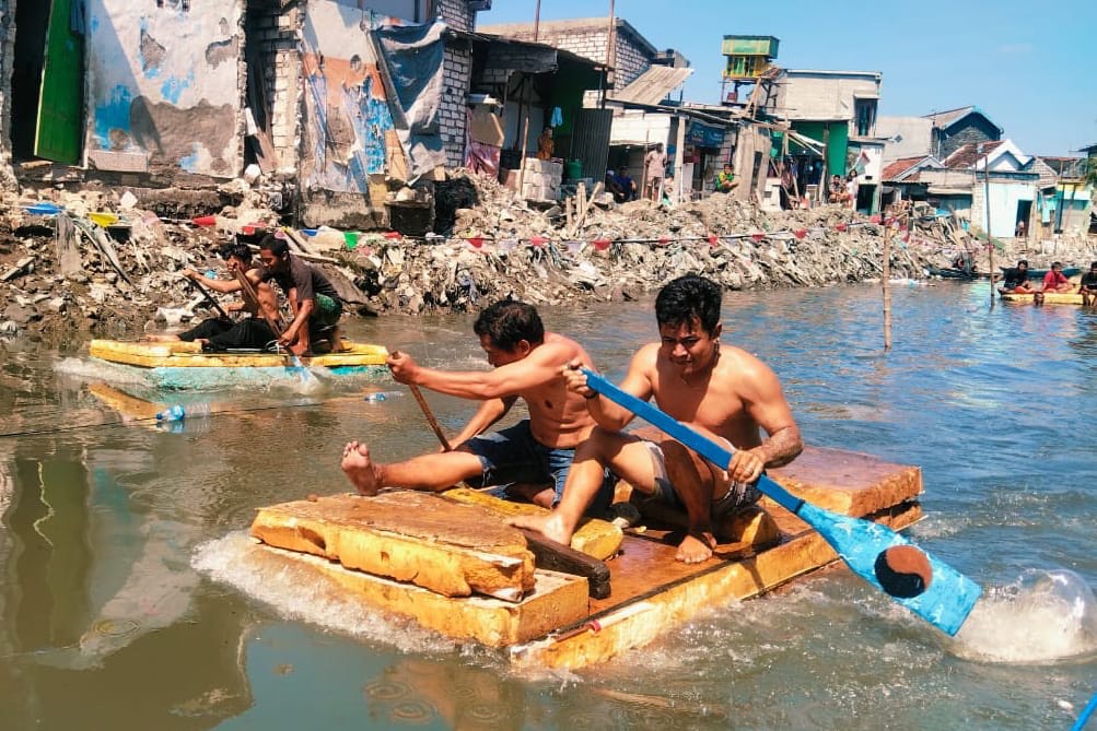 Lomba dayung perahu memeriahkan Agustusan di Sungai Kalianak Surabaya. (DIMAS MAHENDRA/RADAR SURABAYA)