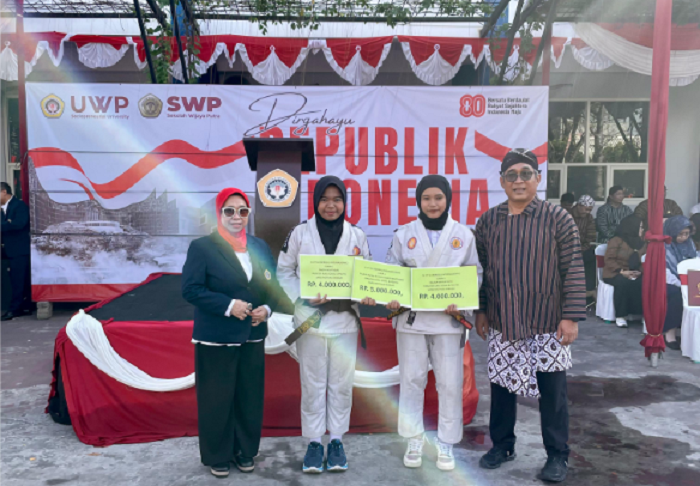 SELAMAT: UWP dan SWP memberikan penghargaan kepada mahasiswa dan pelajar berprestasi dari lembaga pendidikan tersebut, pada momen peringatan HUT ke-80 Republik Indonesia (RI).