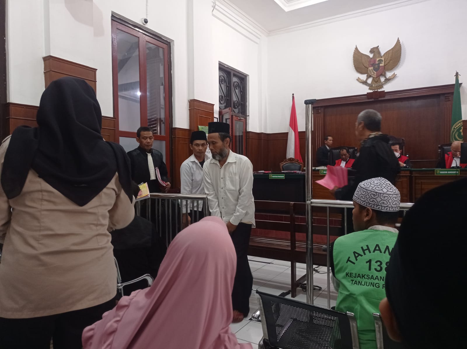 NEKAT: Dua pengedar sabu ini disidang di PN Surabaya. Ia ditangkap di pos ronda Jalan Mojoklangru, Surabaya. (SURYANTO/RADAR SURABAYA)